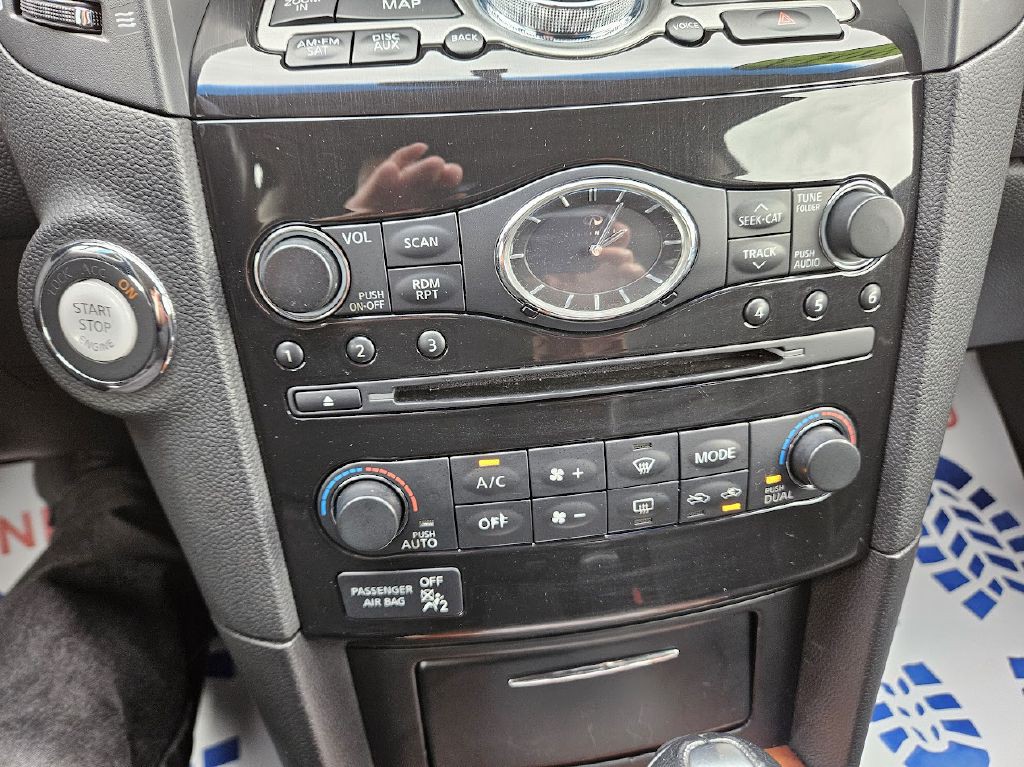 2014 INFINITI QX70 Image 30