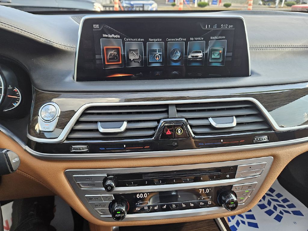 2017 BMW 7 Series Image 26