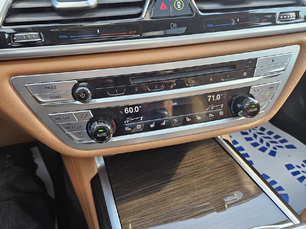 2017 BMW 7 Series Image 32