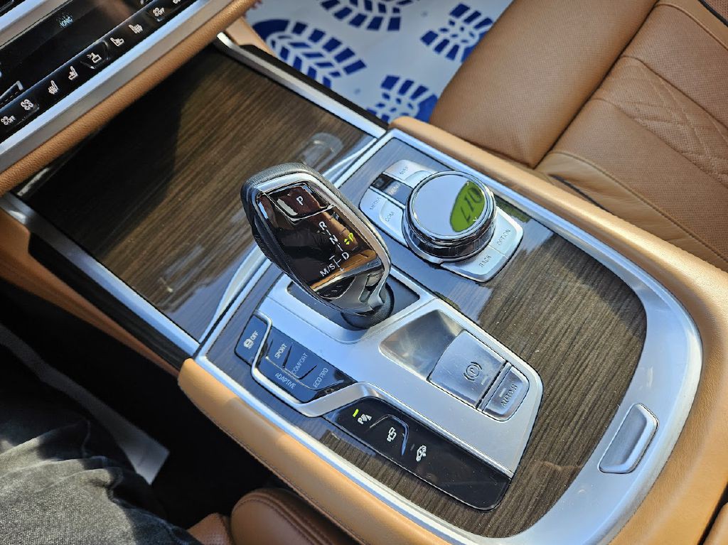 2017 BMW 7 Series Image 33