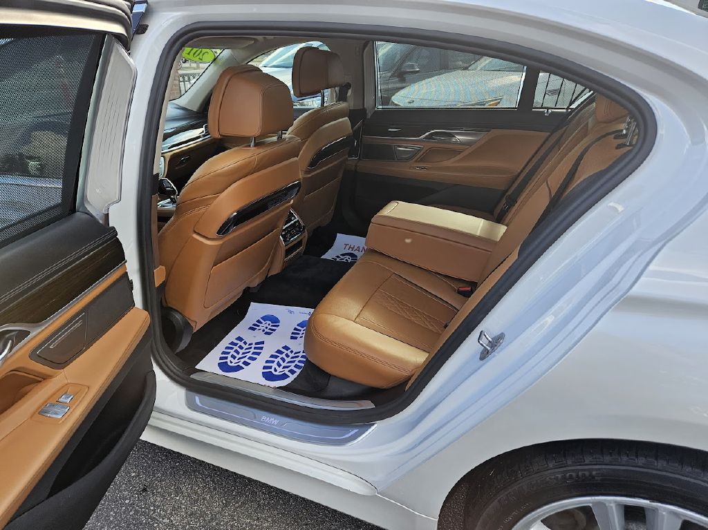 2017 BMW 7 Series Image 36