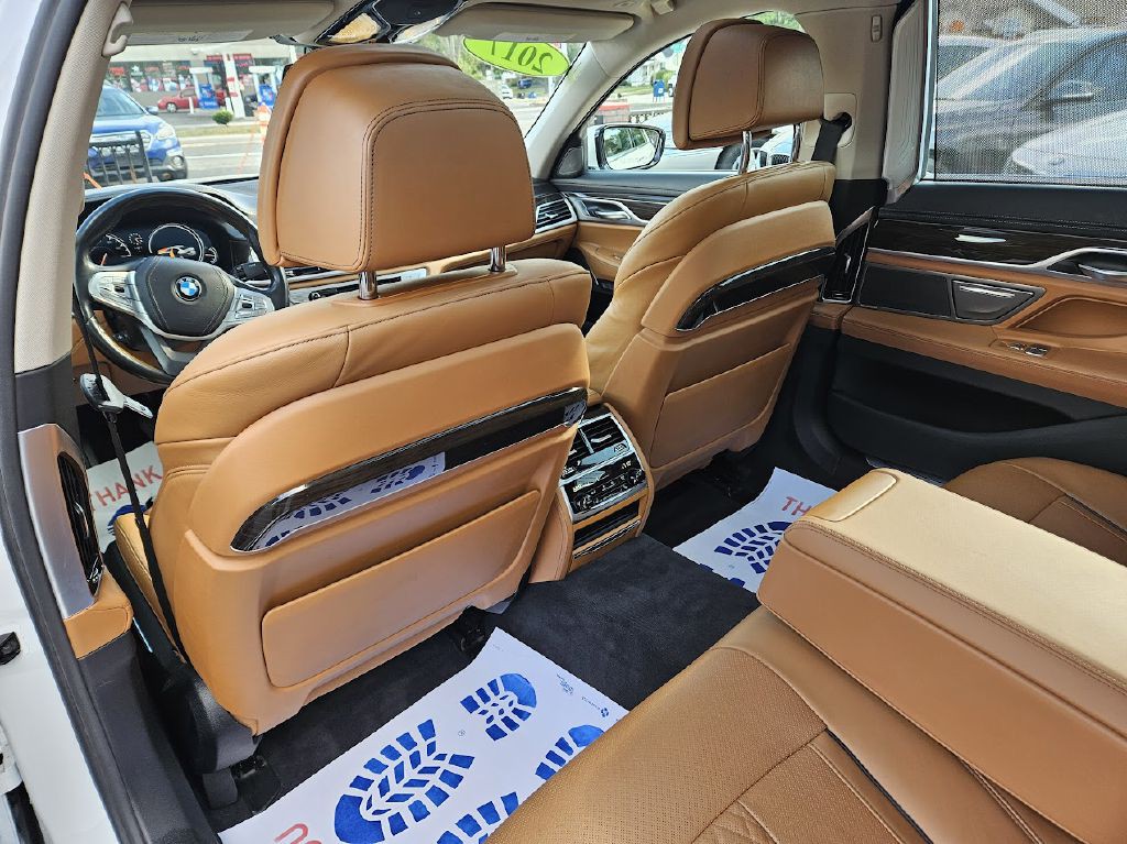 2017 BMW 7 Series Image 39