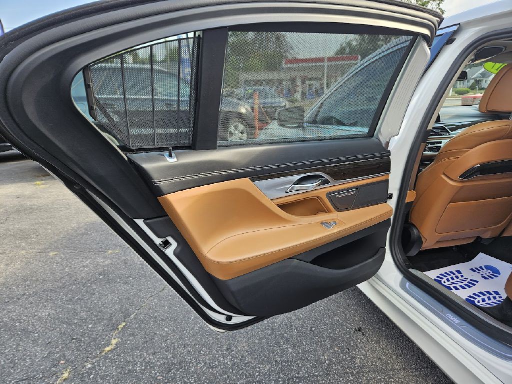 2017 BMW 7 Series Image 40