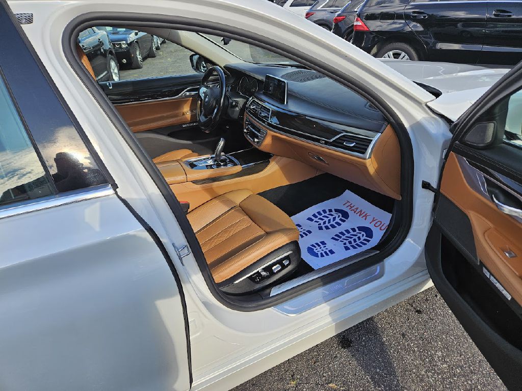 2017 BMW 7 Series Image 43