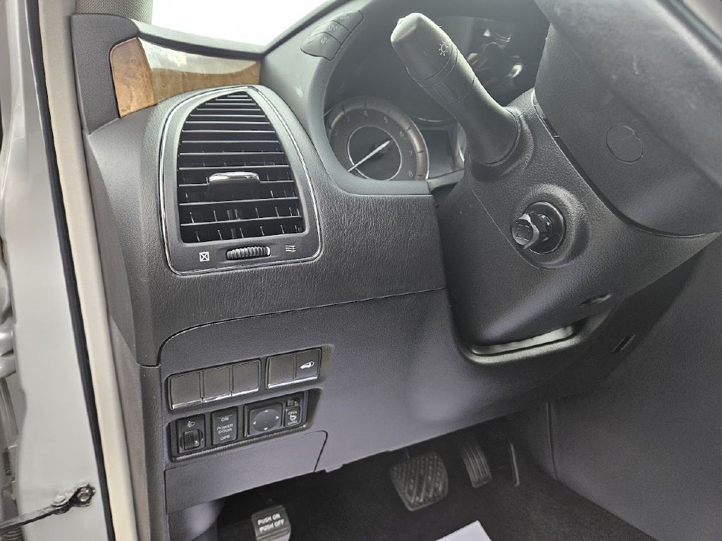 2011 INFINITI QX56 Image 16