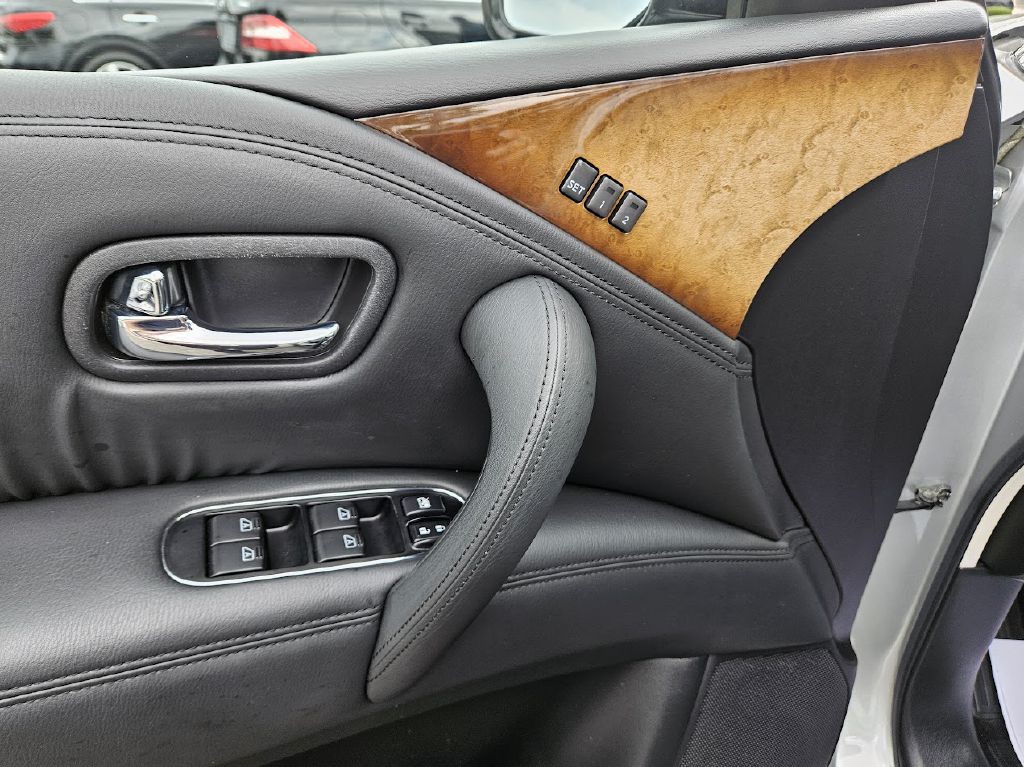 2011 INFINITI QX56 Image 17