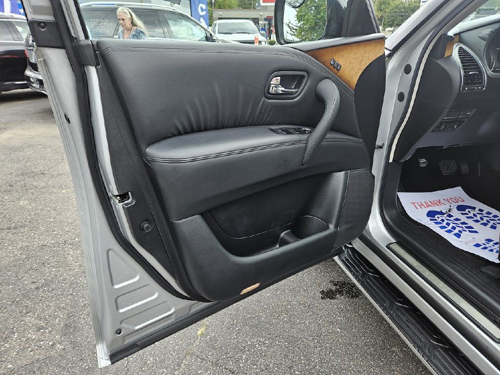 2011 INFINITI QX56 Image 18