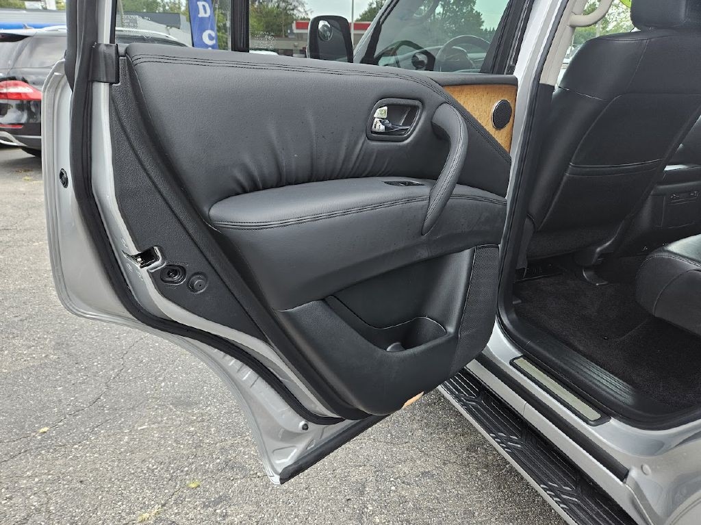 2011 INFINITI QX56 Image 36