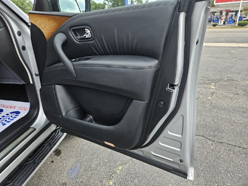 2011 INFINITI QX56 Image 45