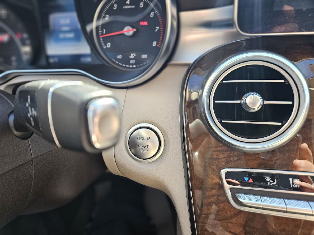 2016 Mercedes-Benz C-Class Image 19