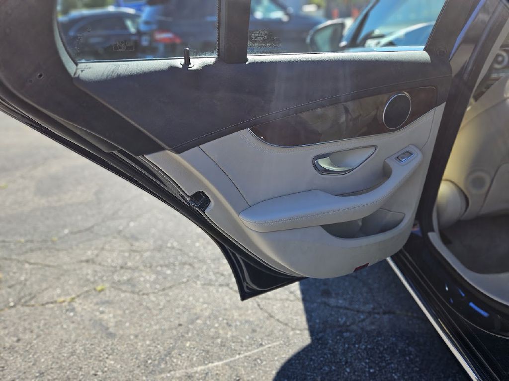 2016 Mercedes-Benz C-Class Image 35