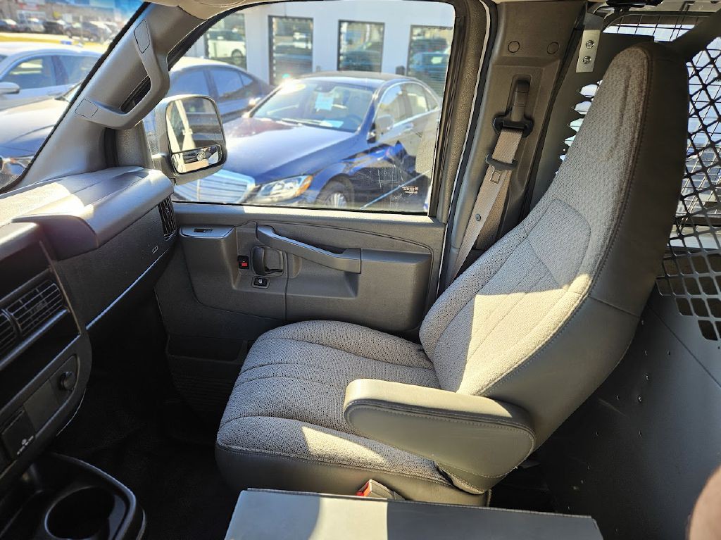 2019 Chevrolet Express Image 25