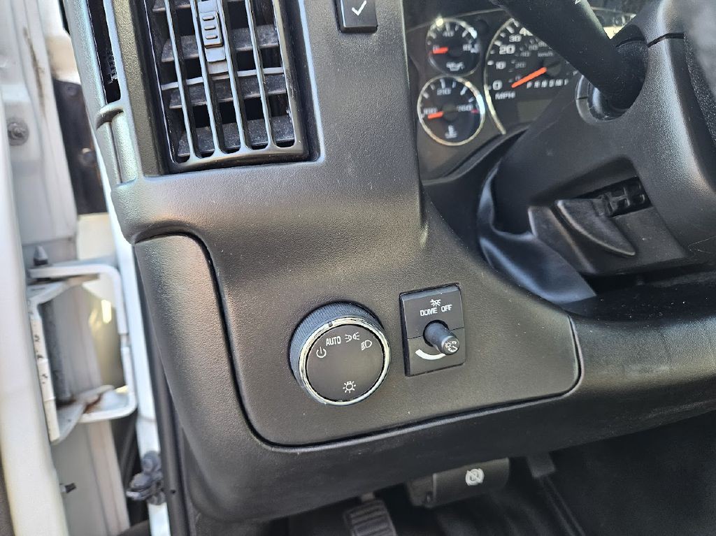 2017 Chevrolet Express Image 18