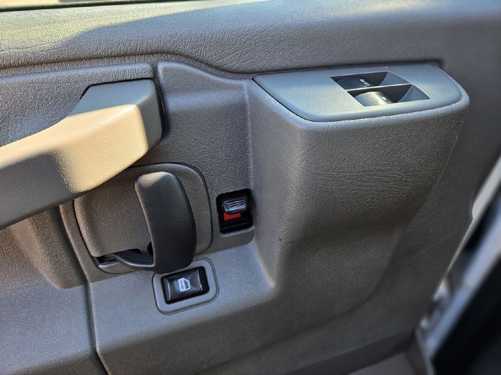2017 Chevrolet Express Image 19