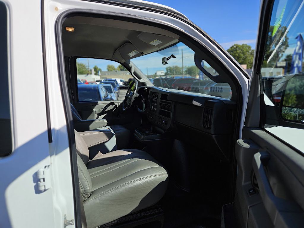 2017 Chevrolet Express Image 36