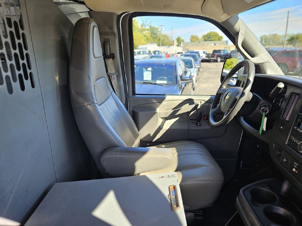 2017 Chevrolet Express Image 40