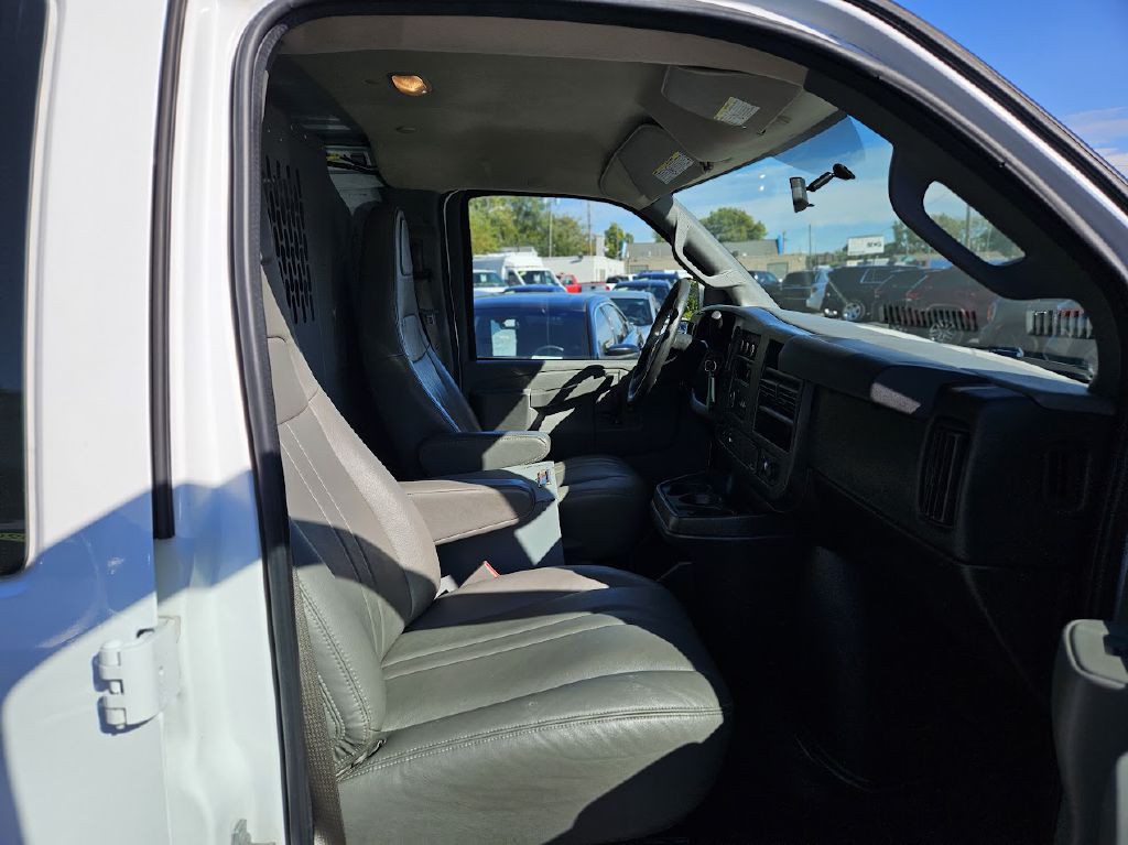 2017 Chevrolet Express Image 41