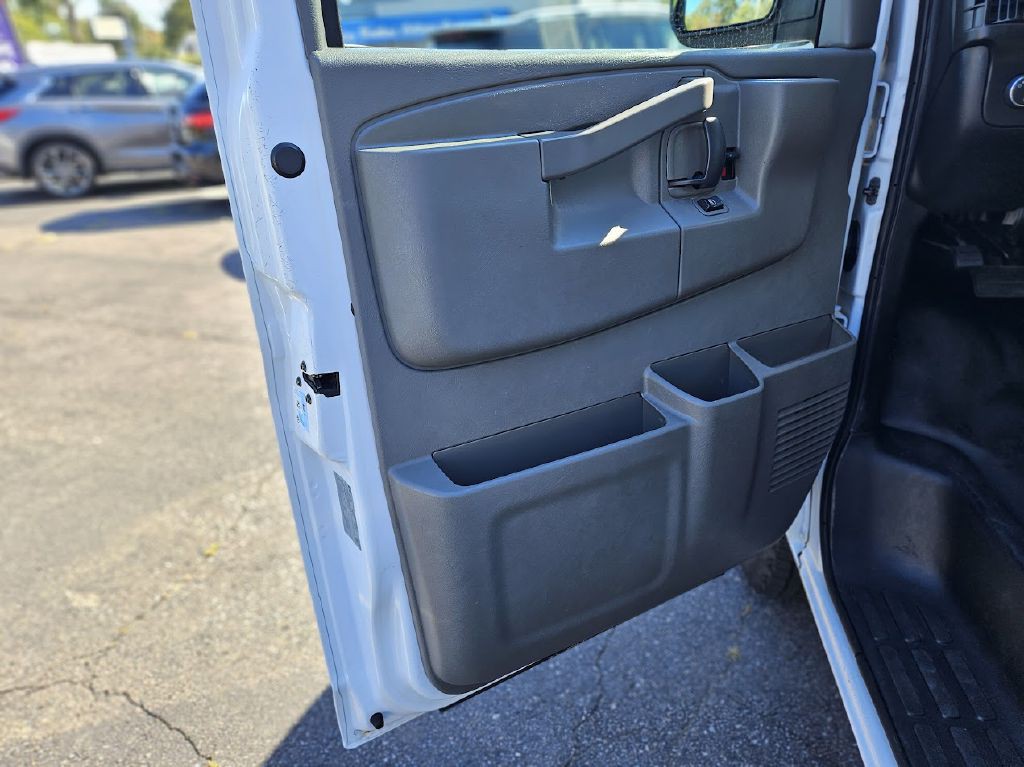 2017 Chevrolet Express Image 31