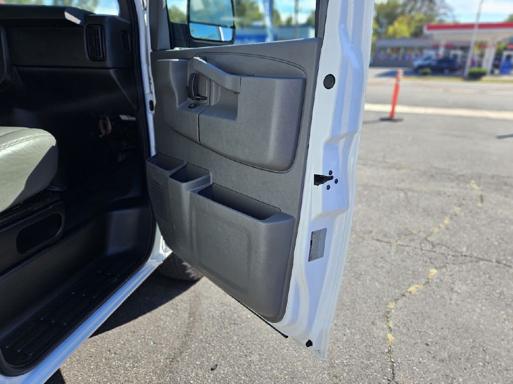 2017 Chevrolet Express Image 44