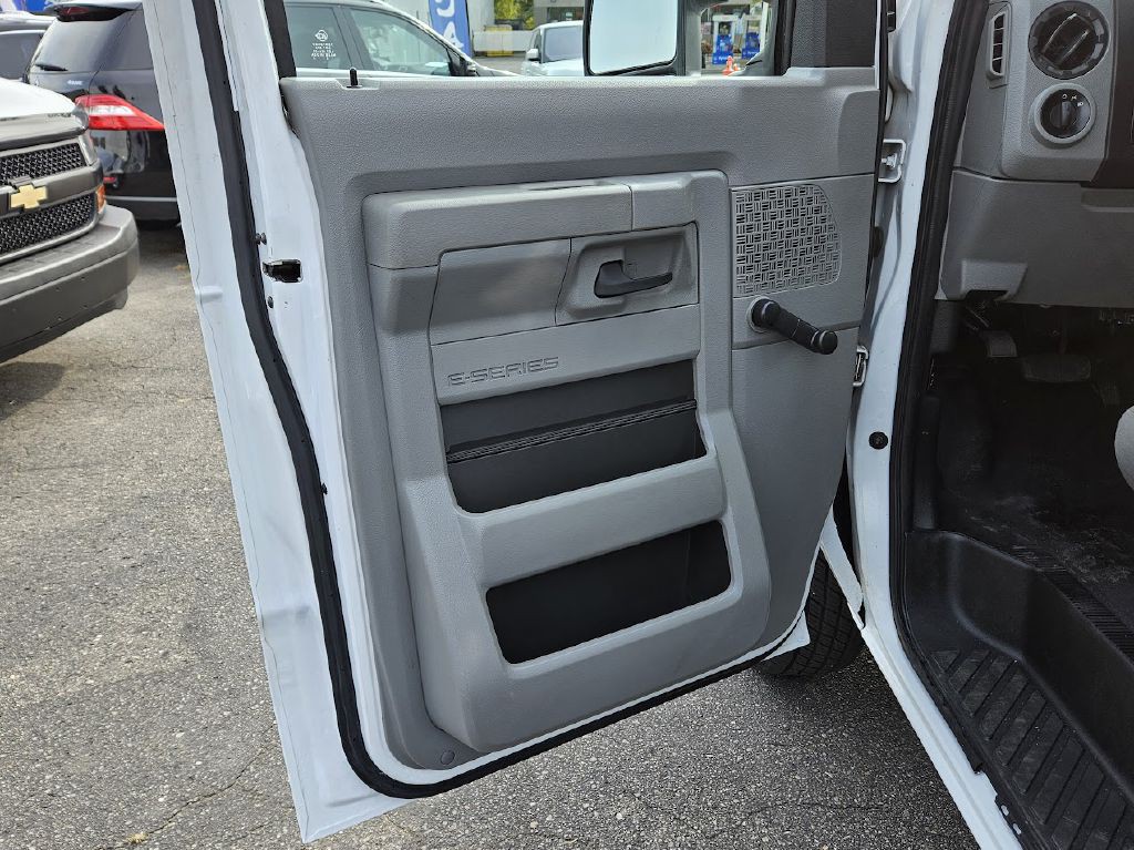2014 Ford Econoline Image 17