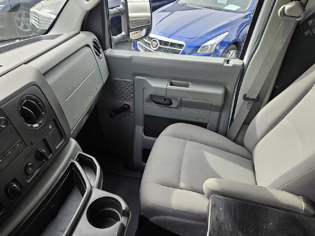 2014 Ford Econoline Image 24