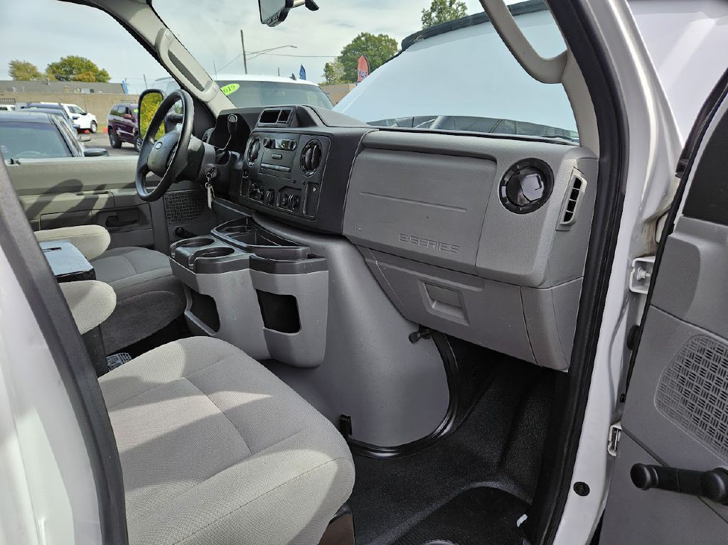 2014 Ford Econoline Image 33