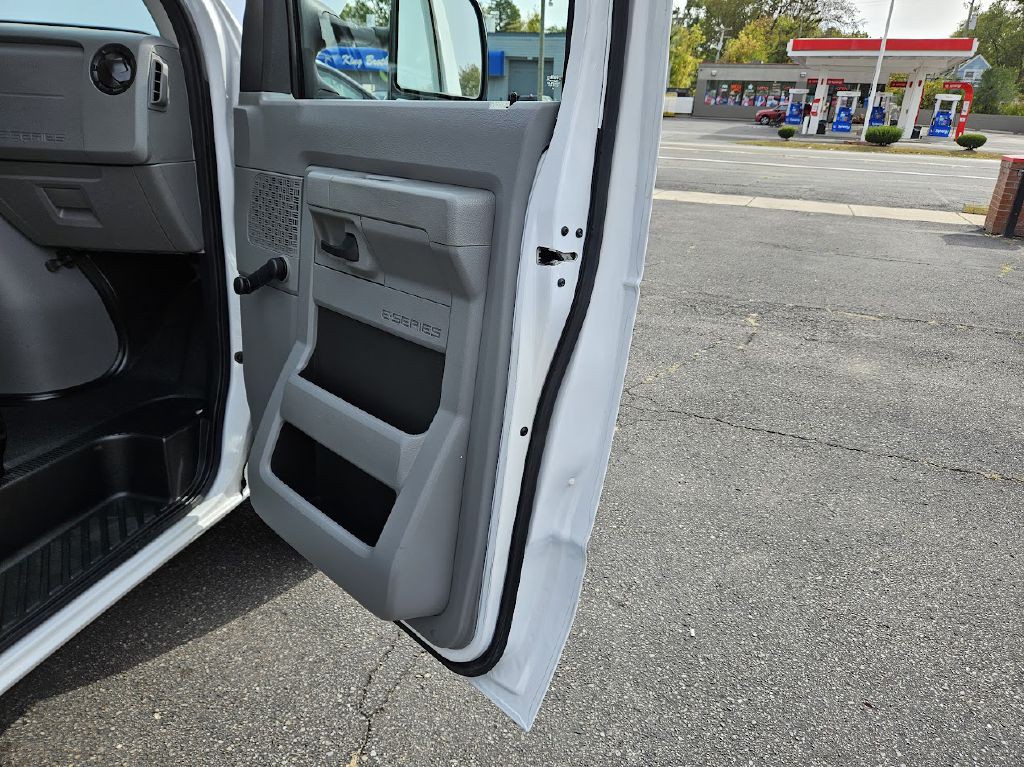 2014 Ford Econoline Image 38