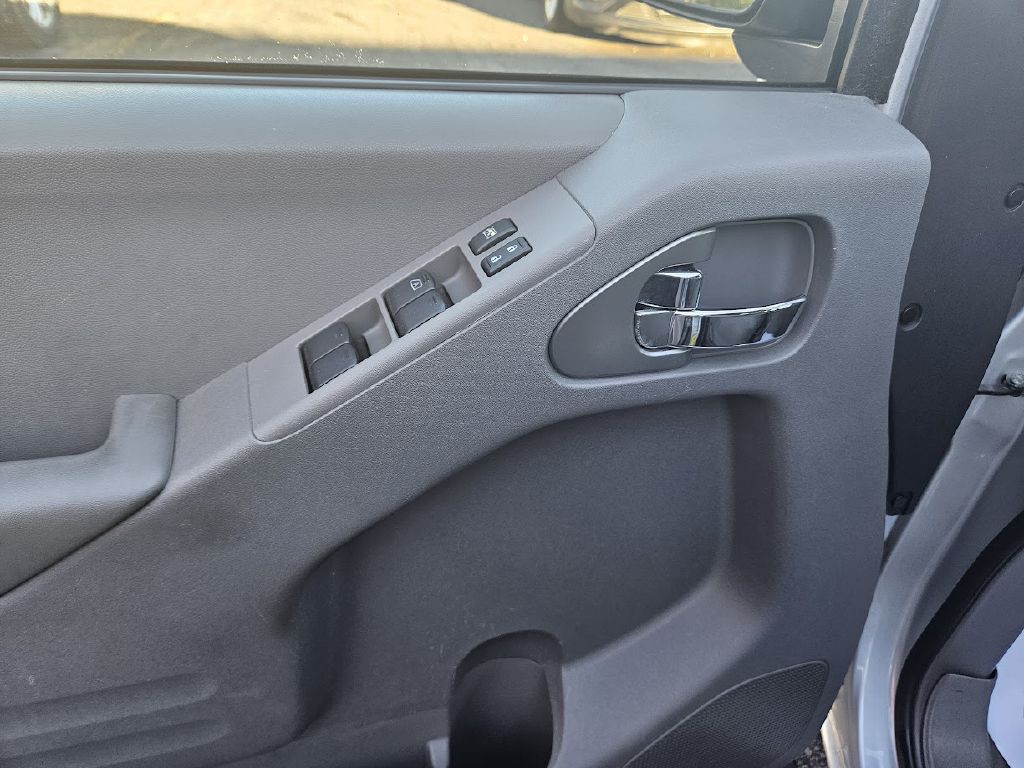 2016 Nissan Frontier Image 17