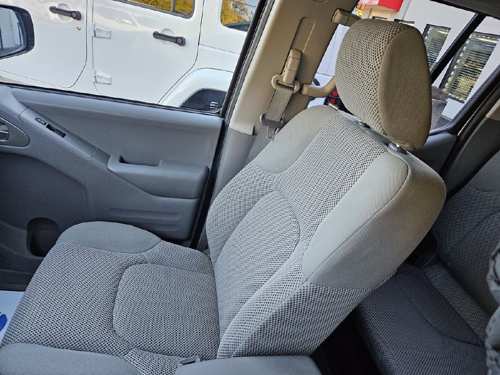 2016 Nissan Frontier Image 25