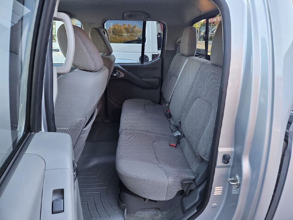 2016 Nissan Frontier Image 32