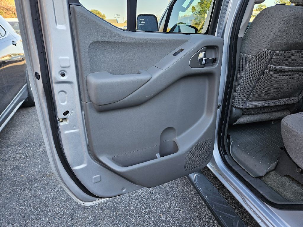 2016 Nissan Frontier Image 34