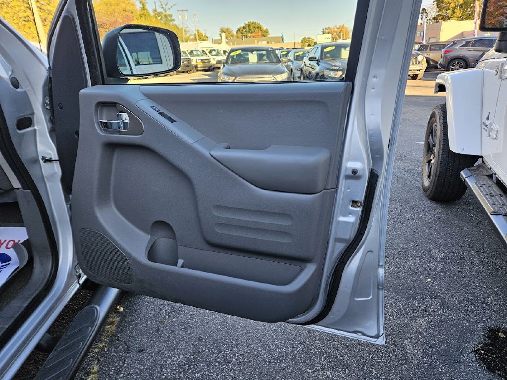 2016 Nissan Frontier Image 43