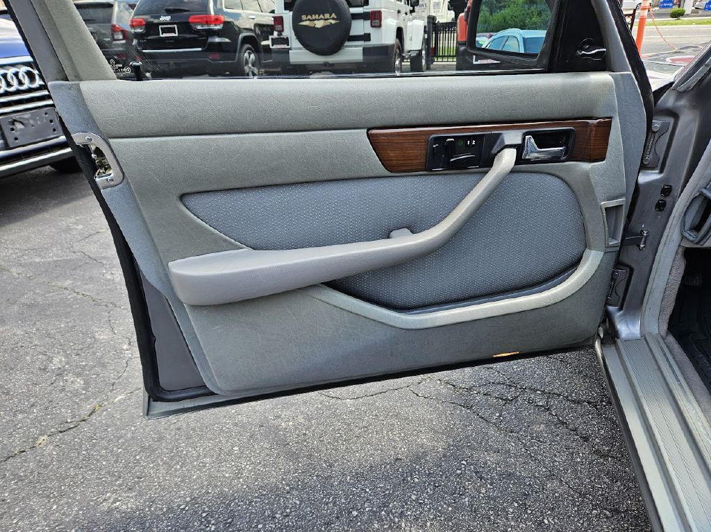 1987 Mercedes-Benz 420-Class Image 20