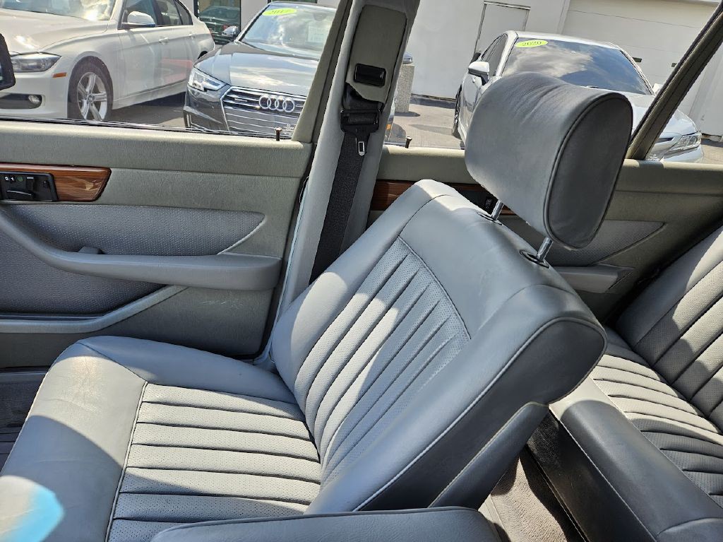 1987 Mercedes-Benz 420-Class Image 26