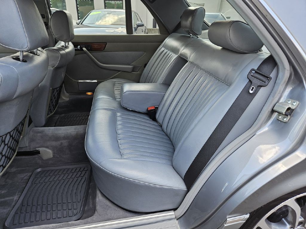 1987 Mercedes-Benz 420-Class Image 33