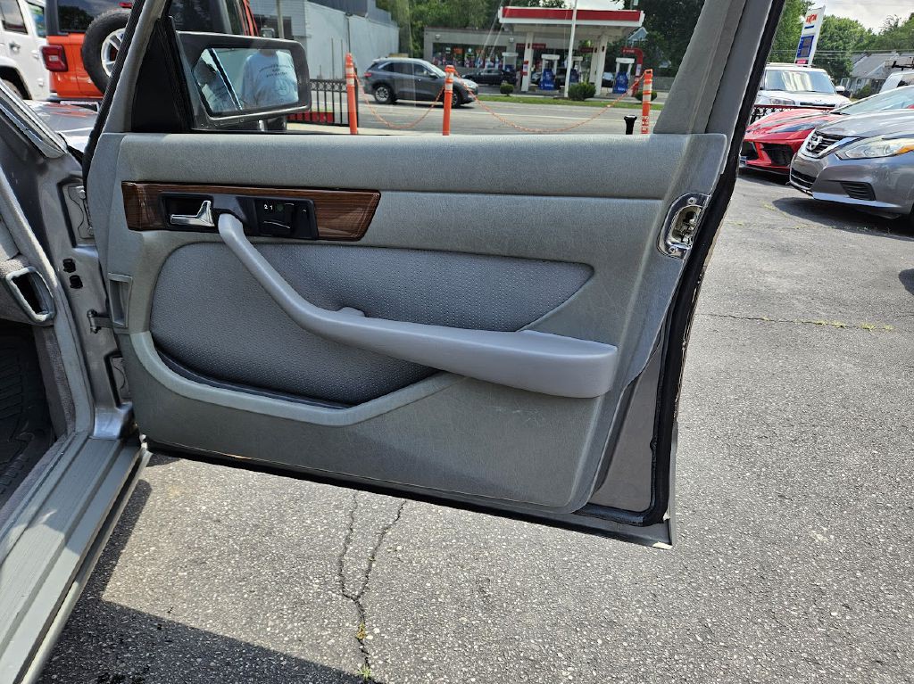 1987 Mercedes-Benz 420-Class Image 47