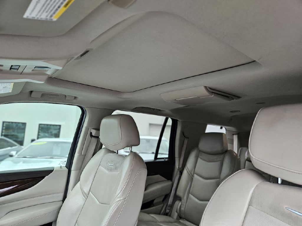 2017 Cadillac Escalade Image 32