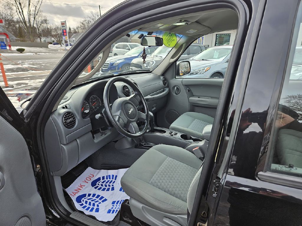 2007 Jeep Liberty Image 12