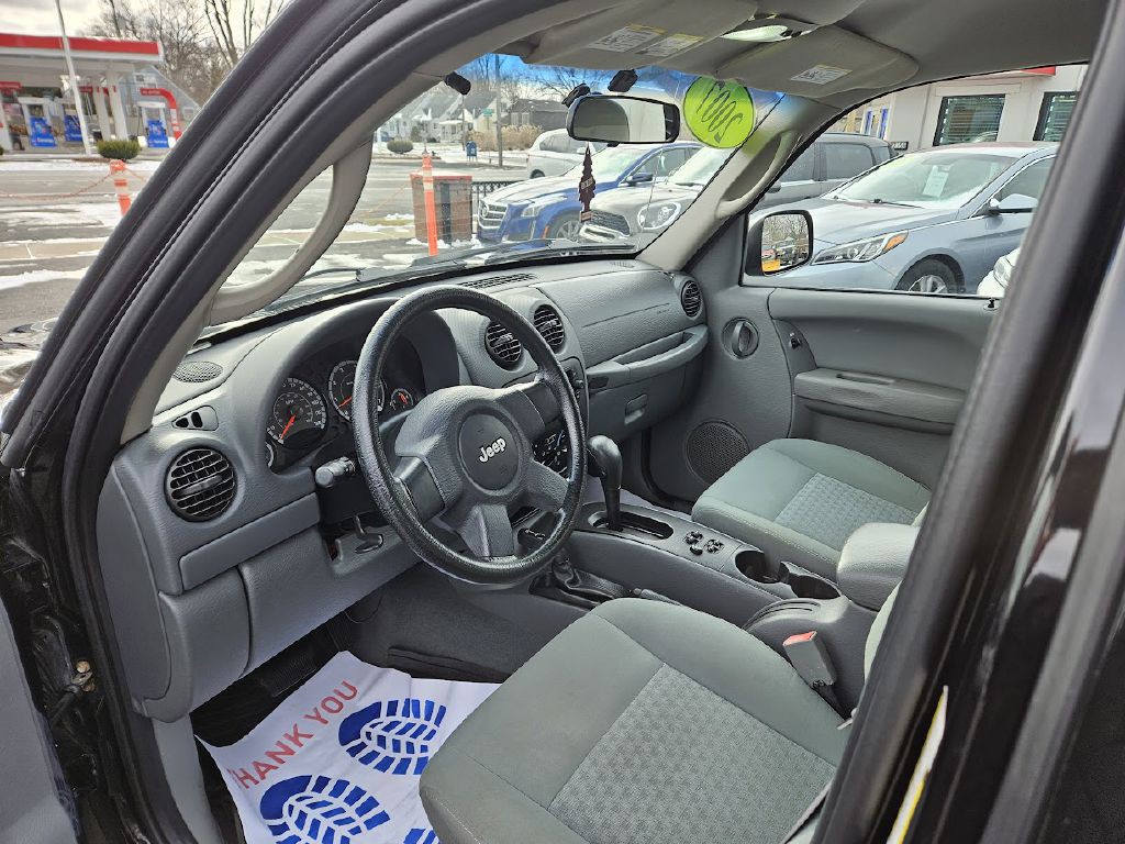 2007 Jeep Liberty Image 13