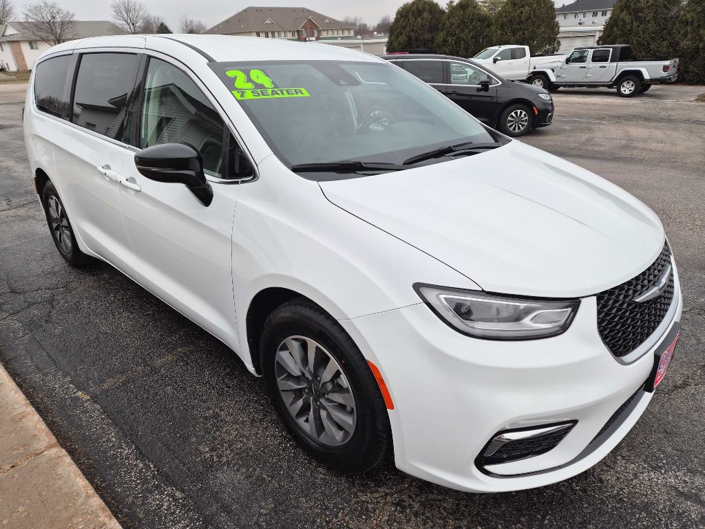 2024 Chrysler Pacifica Image 1