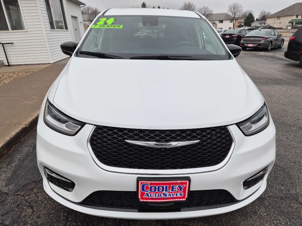 2024 Chrysler Pacifica Image 2