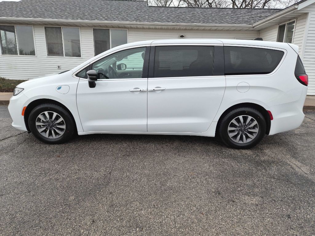 2024 Chrysler Pacifica Image 3