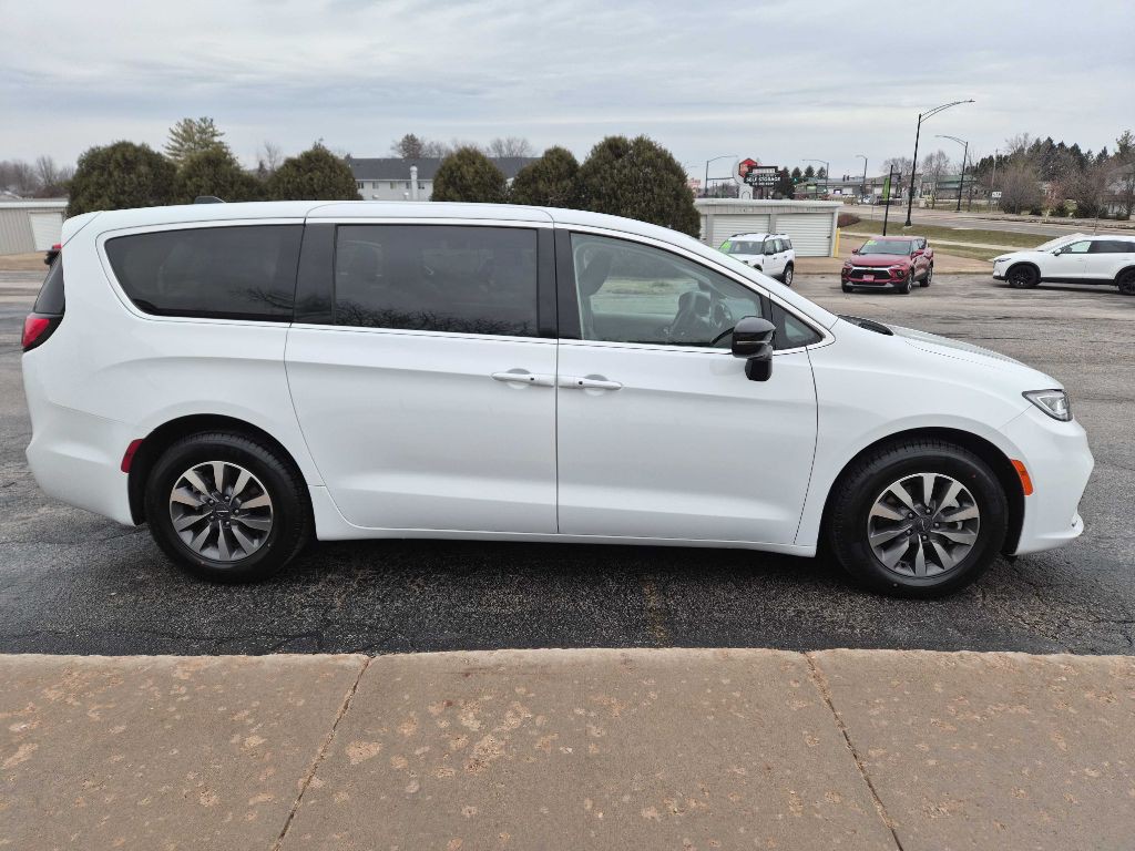 2024 Chrysler Pacifica Image 4