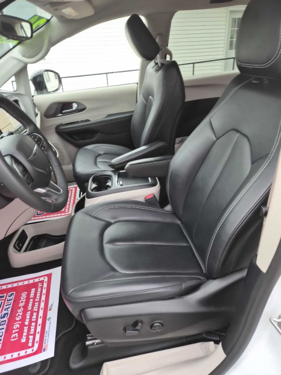 2024 Chrysler Pacifica Image 12
