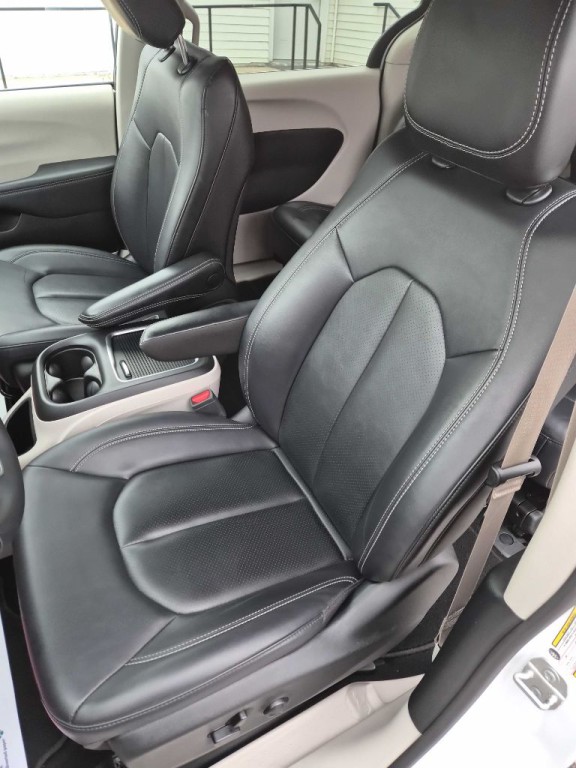 2024 Chrysler Pacifica Image 13