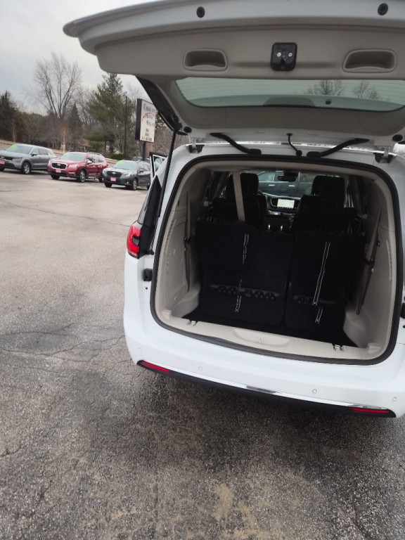 2024 Chrysler Pacifica Image 16