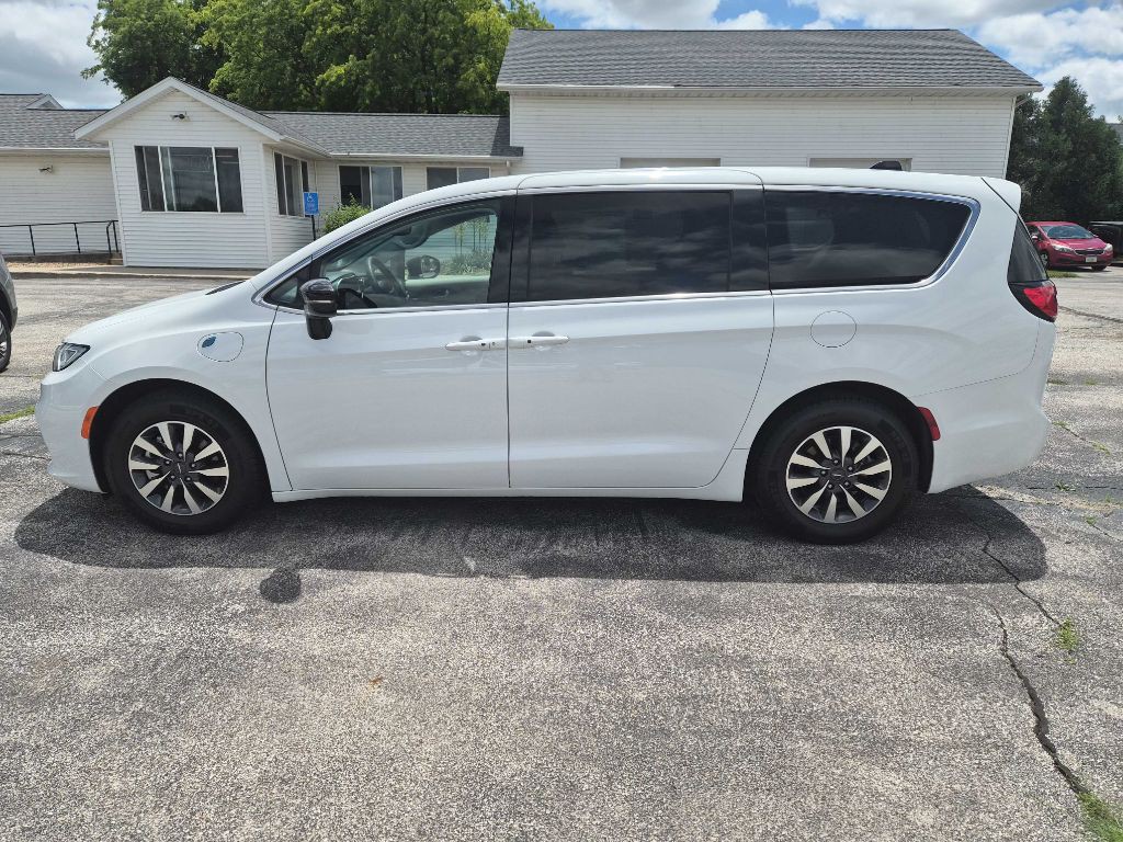 2024 Chrysler Pacifica Image 2