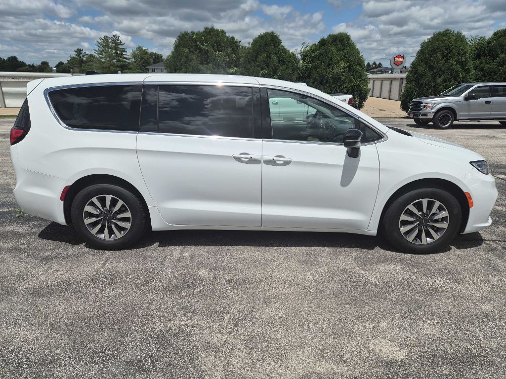 2024 Chrysler Pacifica Image 5