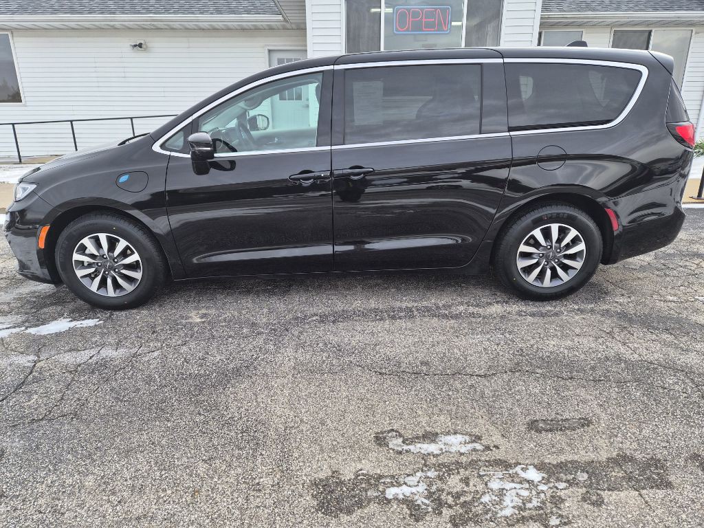 2024 Chrysler Pacifica Image 3