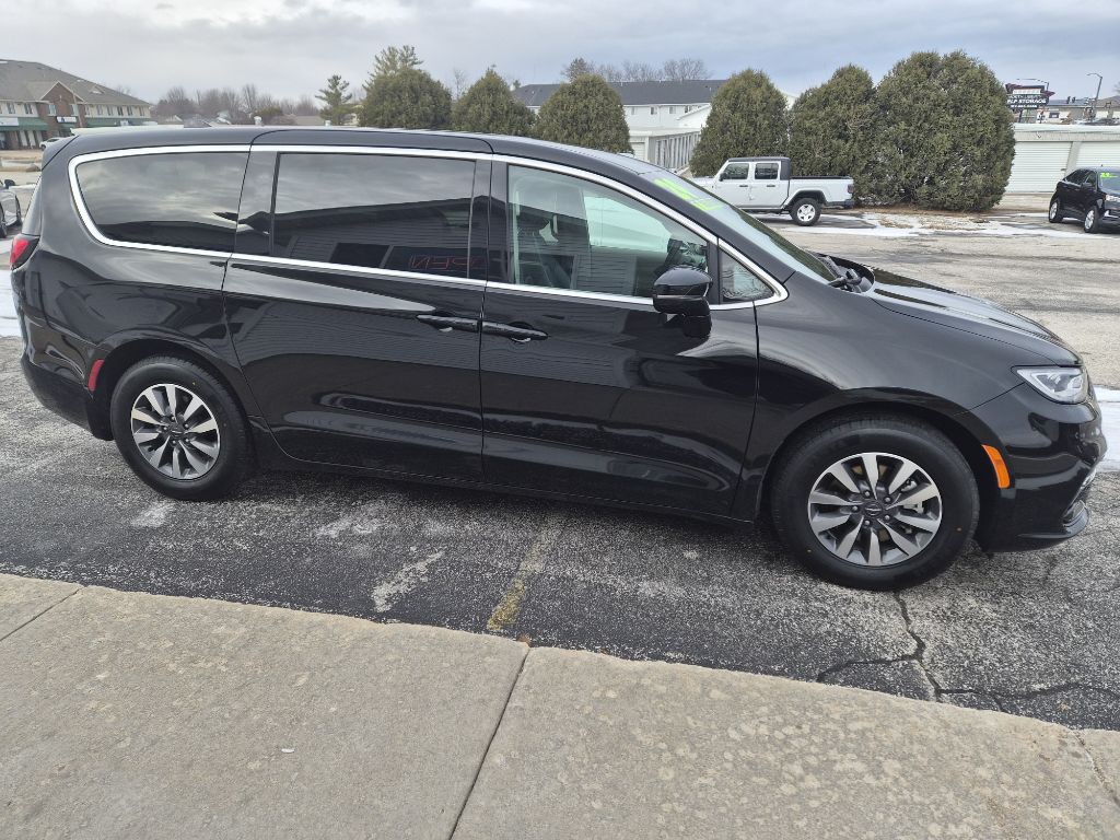 2024 Chrysler Pacifica Image 4